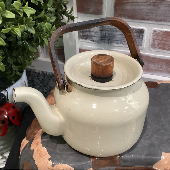 🟤 Vintage - Cream colored, enamel coated, Tea Kettle w/ Wooden Handle - Decor - Picture 12 of 16